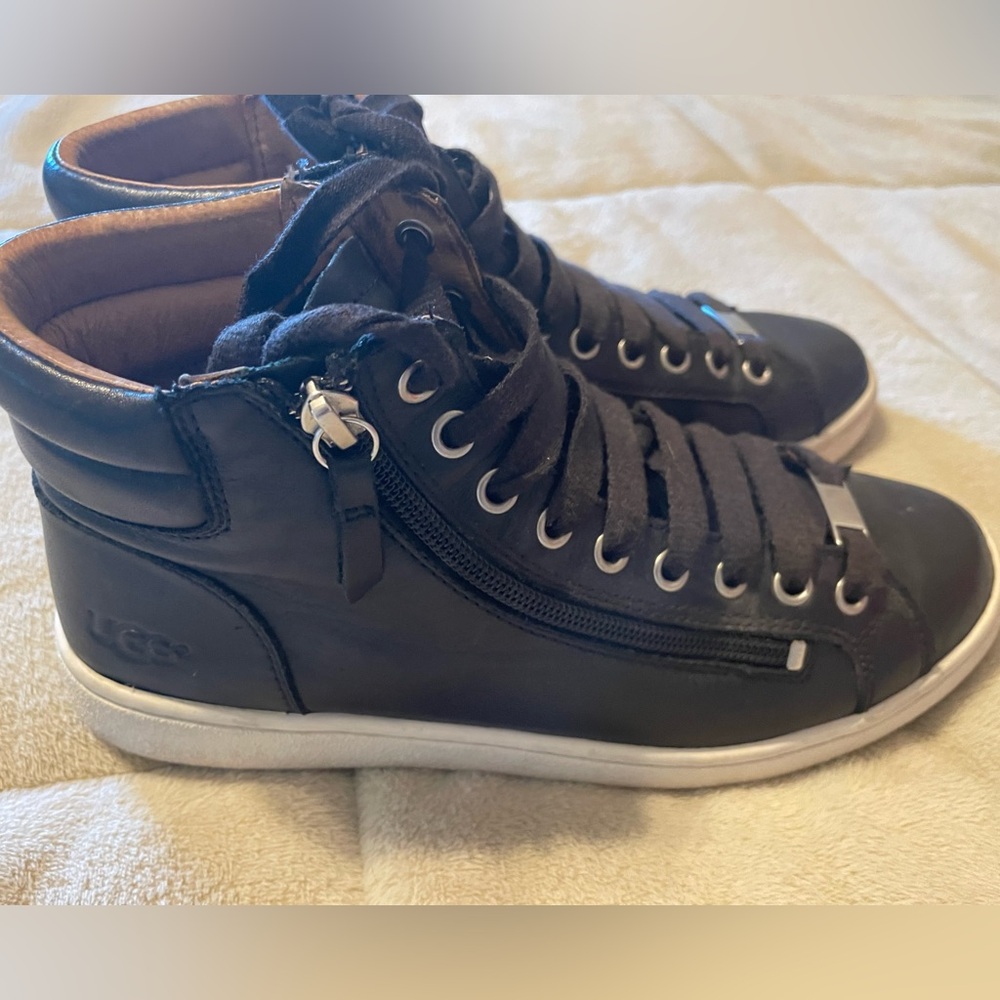 Women’s Ugg soft leather 8.5 Black booties / ankle boots